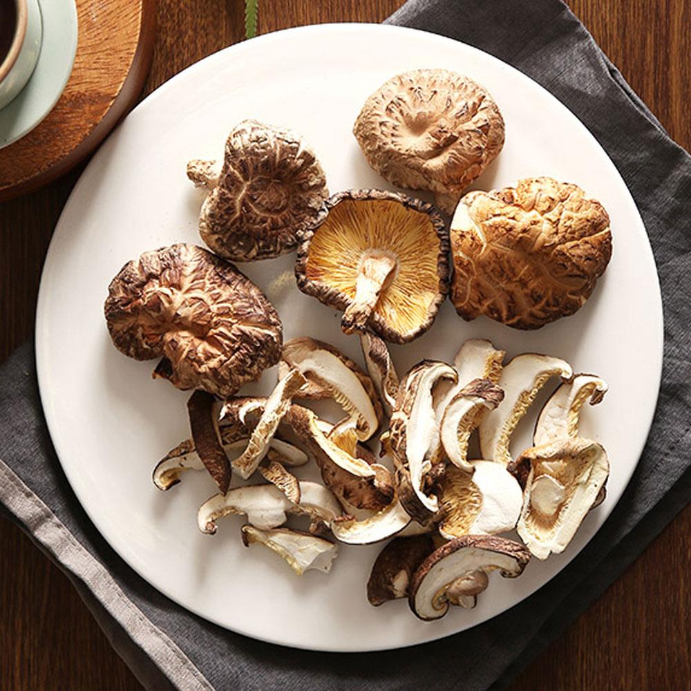 Whole mushrooms for flavor soup oak wood cultivation organic shiitake mushrooms